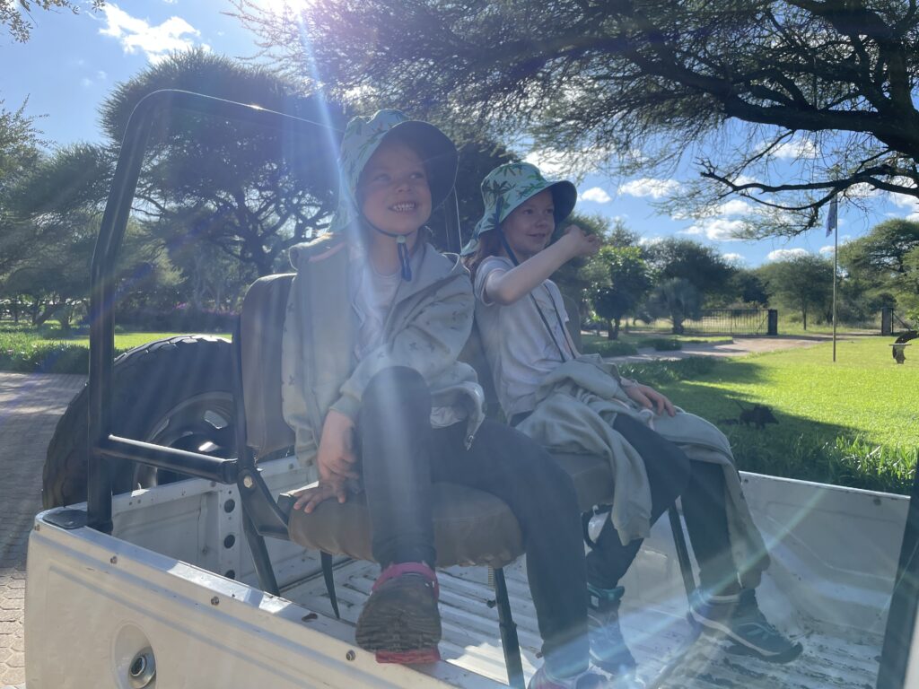 "Familia disfrutando de un safari en África con niños"